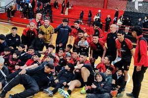 Sabaleros felices y contentos. Tras la contundente victoria sobre el tatengue, Colón es uno de los animadores del segundo torneo del año. Crédito: Gentileza Prensa Colón de SF