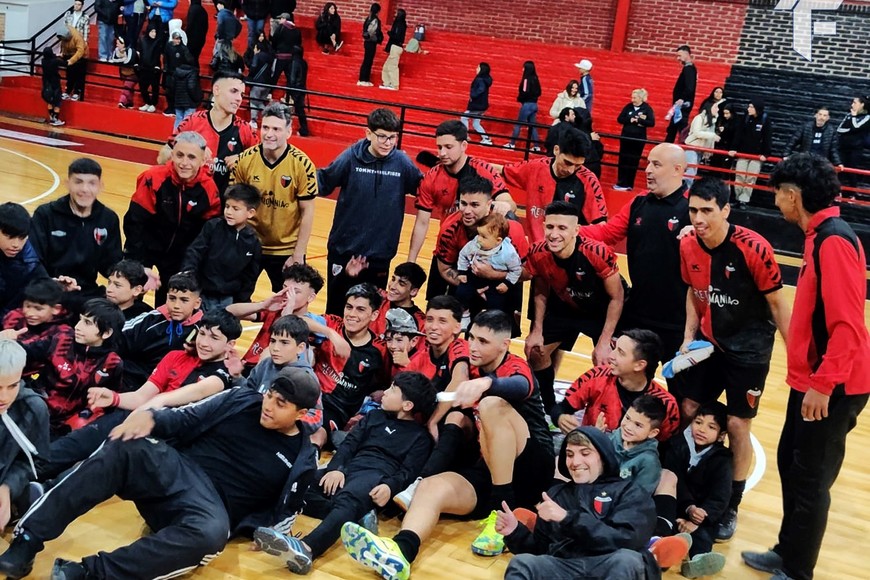 Sabaleros felices y contentos. Tras la contundente victoria sobre el tatengue, Colón es uno de los animadores del segundo torneo del año. Crédito: Gentileza Prensa Colón de SF