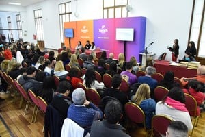 El ministro de Educación, José Goity, en la apertura de sobres con las ofertas de la licitación pública para la construcción de 45 nuevas aulas en 18 escuelas.