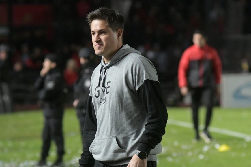 Medrán y un duro golpe. La imagen del ex entrenador de Atlético Rafaela ahora en el "Lobo", Ezequiel Medrán, que llegaba con 12 partidos sin perder al Cementerio de los Elefantes y Colón lo enterró con el grito agónico de Rossi. Ahora, buscará recuperarse de local y ante su gente en Mendoza. Crédito: Manuel Fabatía