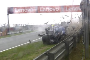 Tras el grave accidente el auto terminó incendiado.
Foto: Gentileza