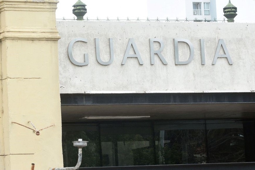 Un hombre de 47 años fue llevado al Hospital Cullen, donde le diagnosticaron una herida de bala en la pierna izquierda y un roce en el brazo derecho. Crédito: Guillermo Di Salvatore.