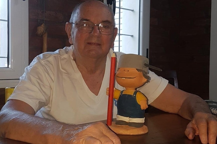 Agustín Carpio junto a la mascota del X Coveiq, décimo Cuerpo Organizador de Viajes de Estudios de Ingeniería Química de Santa Fe que integró como docente acompañante. Se lo recuerda con mucho respecto y afecto, como educador, como decano y fundamentalmente como persona.