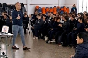 Sergio Appa en medio de una de sus charlas en la escuela "Divino Maestro" de San Gregorio.