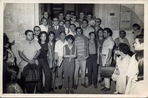 Imagen de los estudiantes que integraban el X Coveiq de Santa Fe. Entre los presentes se encuentra también el docente  Agustín Carpio -de anteojos, saco y corbata, casi al centro de la escena-, mientras que Roberto Casabianca, uno de los autores de esta nota, está entre los alumnos del fondo.