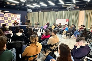 El conductor de TV brindó una charla en San Justo. Se mostró junto a un dirigente del peronismo que tiene una dura interna con La Cámpora.