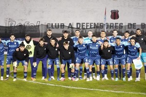 El plantel de Rafaela que se trajo un punto de Buenos Aires. El partido finalizó con el marcador en blanco. Gentileza: La Opinión