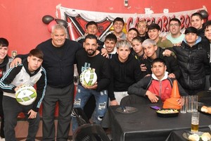 Los pibes en su mejor momento. El buen trabajo en inferiores dio sus frutos. Una de las categorías consiguió por primera vez una Copa de Oro y ese momento representó el claro crecimiento de la institución de barrio Roma. Foto: Manuel Fabatia.