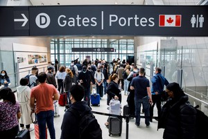 FILE PHOTO: Travellers crowd the security queue in the departures lounge at the start of the Victoria Day holiday long weekend at Toronto Pearson International Airport in Mississauga, Ontario, Canada, May 20, 2022.  REUTERS/Cole Burston/File Photo