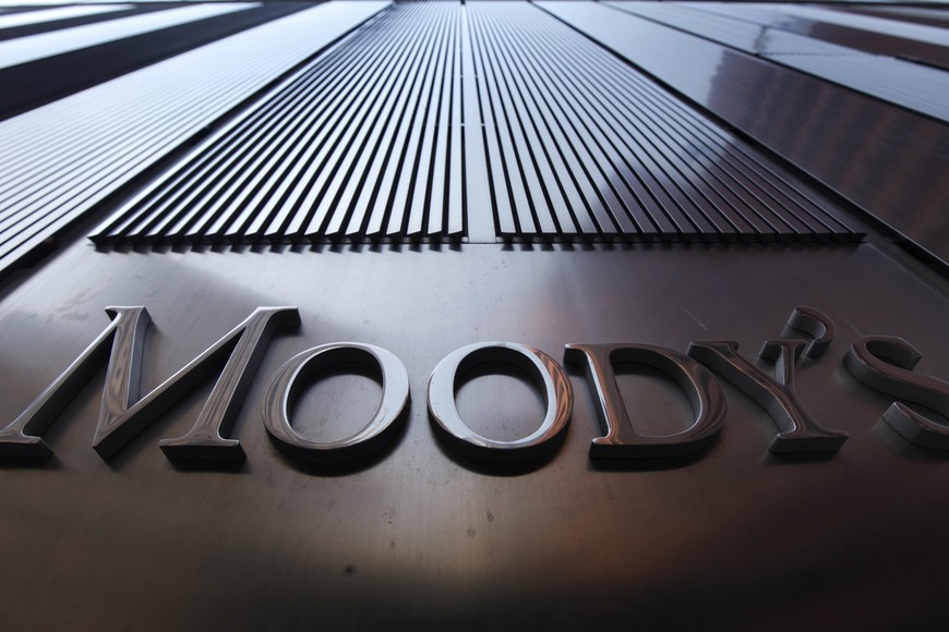 A Moody's sign on the 7 World Trade Center tower is photographed in New York August 2, 2011.   Behind all too many of market moves in government debt of late has been a report from one of the major credit ratings agencies. Standard & Poor's is the biggest and arguably the most influential, fast followed by Moody's Investor Service and then their smaller rival, Fitch Ratings. In national capitals, they are alternately villified by politicians or held out as just arbiters for denouncing government profligacy.   REUTERS/Mike Segar   (UNITED STATES - Tags: BUSINESS POLITICS) eeuu nueva york  frente edificio sede calificadora de riesgo moodys
