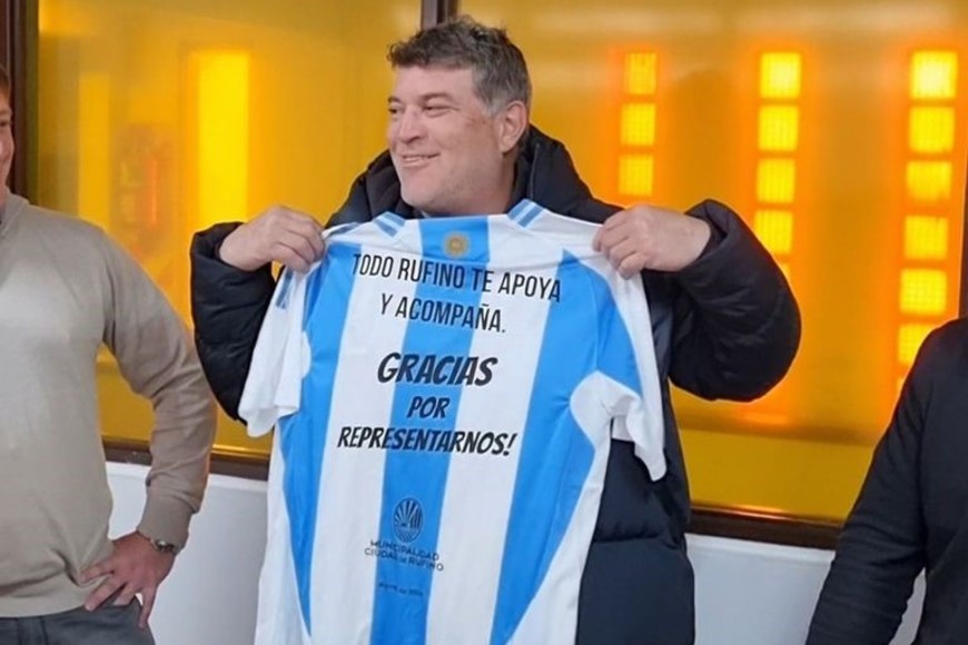 El papá de Luciano recibiendo el reconocimiento y algunos regalos.
Foto: Gentileza