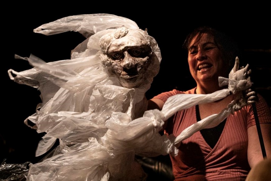 Imágenes de “Flota. Rapsodia santafesina”, a vigésima obra de la Comedia UNL y la primera basada en el teatro de objetos y títeres.