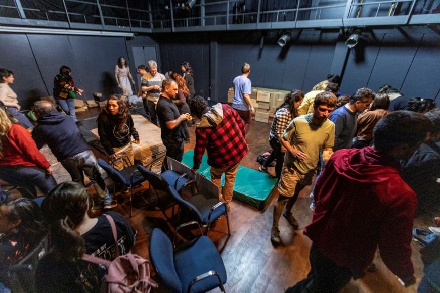 Imágenes de “Flota. Rapsodia santafesina”, a vigésima obra de la Comedia UNL y la primera basada en el teatro de objetos y títeres.