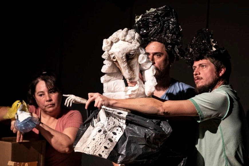 Imágenes de “Flota. Rapsodia santafesina”, a vigésima obra de la Comedia UNL y la primera basada en el teatro de objetos y títeres.