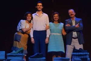 Inés Aiello, Joaquín Mántica, Celina Vigetti y Gabriel Pandolfo, el elenco de “La familia, un lugar donde nos queremos todos”, obra dirigida por Nicole Chort.