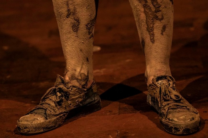 Imágenes de “Flota. Rapsodia santafesina”, a vigésima obra de la Comedia UNL y la primera basada en el teatro de objetos y títeres.