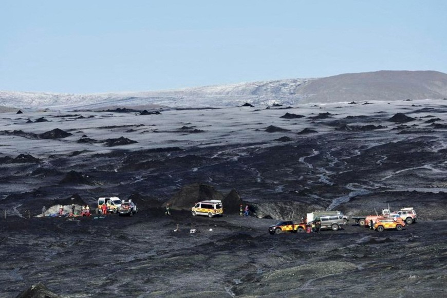 Rescue teams work on Breidamerkurjokull glacier, where an ice cave collapsed while being explored by tourists, in Iceland, August 26, 2024. Stod 2/Vilhelm Gunnarsson/Handout via REUTERS THIS IMAGE HAS BEEN SUPPLIED BY A THIRD PARTY. MANDATORY CREDIT. NO RESALES. NO ARCHIVES. BEST QUALITY AVAILABLE