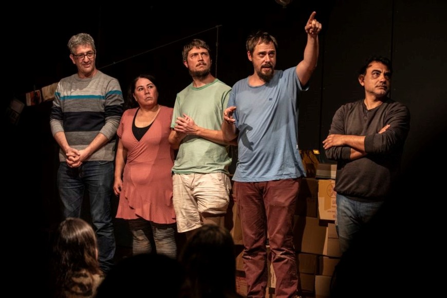 Imágenes de “Flota. Rapsodia santafesina”, a vigésima obra de la Comedia UNL y la primera basada en el teatro de objetos y títeres.