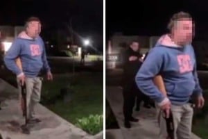 El individuo salió con un arma y quedó filmado.