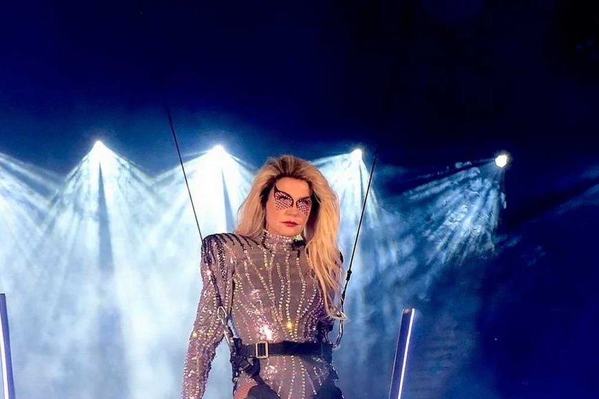 La cantante brasileña dejó a todos sorprendidos por su show en la Tv.