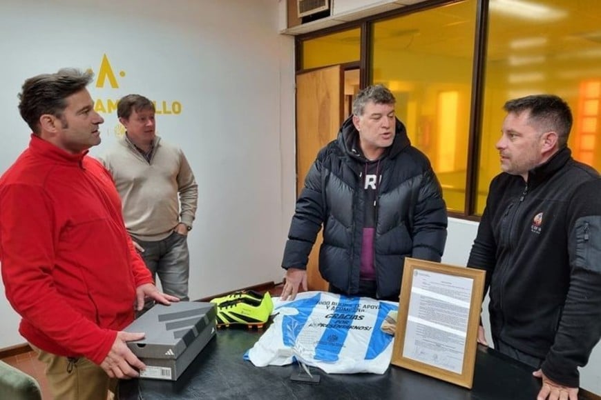 El papá de Luciano recibiendo el reconocimiento y algunos regalos.
Foto: Gentileza