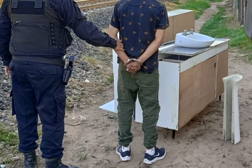 Un sujeto que vive en una casa aledaña a la vía fue detenido, con los elementos robados, por la policía. Crédito: Unidad Regional XV de Policía