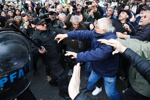 Efectivos de la Policía Federal reprimieron en la protesta de los jubilados en las inmediaciones del Congreso. Foto: NA.