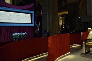 El papa Francisco se sienta y reza frente a la Sábana Santa, expuesto en la Catedral de Turín, Italia (21.06.2015). Imagen: Alessandro Di Marco