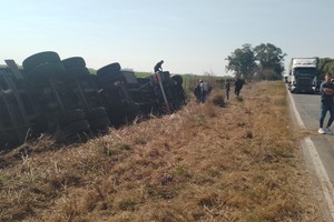 Ruta 11: muere un camionero paraguayo en un vuelco a la altura del ex peaje de Videla