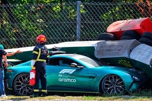 Contra las vallas y cubiertas de seguridad quedó el safety car.