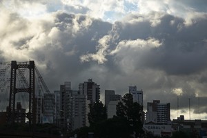 Se esperan chaparrones por la mañana y la tarde/noche. Crédito: Archivo El Litoral.