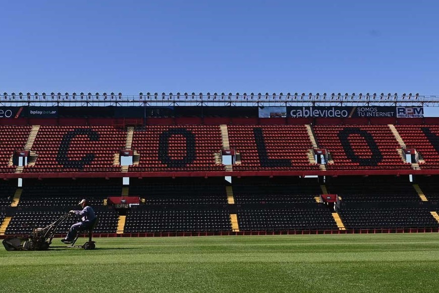 La cancha de Colón se pone a punto para el evento deportivo del año. Foto: Flavio Raina