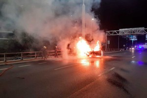 Los bomberos acudieron rápidamente para sofocar las llamas sobre el vehículo.