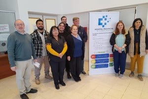 El proceso comienza con la admisión del paciente, donde el personal de enfermería toma los signos vitales y evalúa el motivo de la consulta. Según la evaluación, se asignará uno de los tres colores para determinar la prioridad de atención. Además, se establecerá un consultorio para la demanda espontánea.