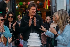 Desde su inauguración, impulsada por el Intendente Roly Santacroce, el Mercado Don Bosco se ha vuelto un punto de referencia para la comunidad, ofreciendo una amplia variedad de tiendas y productos locales, y generando oportunidades para emprendedores de distintos rubros.
Foto: Gentileza