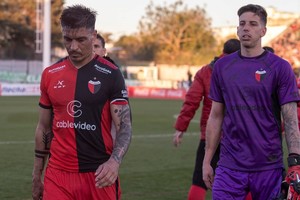 Paolo Goltz y Tomás Giménez salen de la cancha luego de la derrota ante Nueva Chicago. Colón necesita imperiosamente el triunfo frente a Morón, este domingo en el Centenario. Crédito: Matías Nápoli.