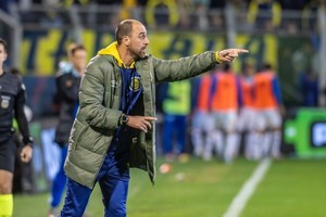 Matías Lequi agradeció la oportunidad: “Sé que conlleva una responsabilidad tremendamente importante. Lo asumiremos como lo hicimos siempre, en cada categoría, pero sabiendo que la Primera División es distinto a todo”, dijo. Y agregó: “Desde el primer día, evité pensar en el más allá, solo pensé sacar a los jugadores del momento difícil en el que estábamos. Hoy sigo sosteniendo eso, Central exige día a día porque es un club tremendamente grande”.