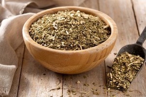 La cadena productiva de la yerba mate incluye varios eslabones, desde los productores que cultivan y cosechan la yerba, hasta los molinos y empresas que la procesan y comercializan.