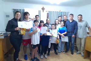 La concejala Paola Gauna también tuvo palabras de aprecio. "Queremos felicitar a los padres por el gran sacrificio y dedicación, y a los protagonistas por sus logros".