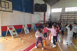 Zenclussen explicó que se prepararon 10 estaciones de juego que incluían actividades para trepar, lanzar, saltar y equilibrarse, diseñadas específicamente para los alumnos de tercer grado.
