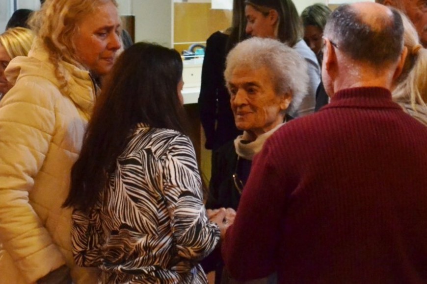 Soledad Zazzarini saluda a Barbarita Isern, viuda de Luppi.