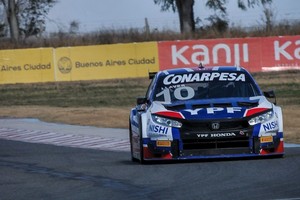 Con seis fechas cumplidas, el AXION Energy Sport continua en la cima del Campeonato de Equipos con 383 puntos. Segundo se ubica el YPF Honda RV Racing con 217 (en la foto), tercero el Toyota Gazoo Racing YPF INFINIA con 155, cuarto el DirecTV Ocasa Racing con 99 y quinto el YPF ELAION AURO Pro Racing con 86 unidades tras la fecha de Río Cuarto.
FOTO: TC2000