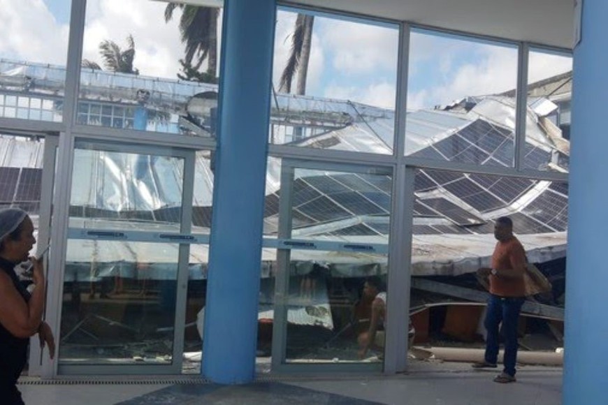 Testigos intentan ayudar a los afectados por el derrumbe en el Santuario Arquidiocesano.