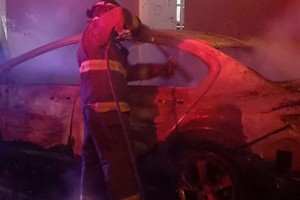 El momento en que los Bomberos intervienen en el siniestro.