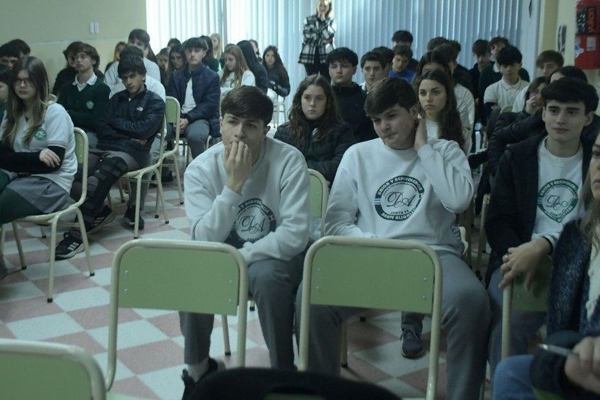 Una encuesta "rápida" arrojó que ninguno de los jóvenes consume el diario a papel. Foto: Guillermo Di Salvatore.