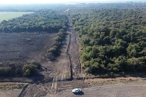 Se constató la presencia de un equipo excavador realizando una canalización de unos 1200 metros de largo, sin autorización de la Secretaría de Recursos Hídricos del Ministerio de Obras Públicas.