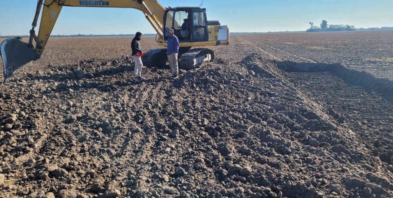 Se constató la presencia de un equipo excavador realizando una canalización de unos 1200 metros de largo, sin autorización de la Secretaría de Recursos Hídricos del Ministerio de Obras Públicas.