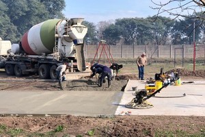 En el lugar se repararon 130 metros de vereda, se proveyó de mobiliario urbano. Gentileza