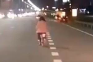 Una chica menor de edad andaba en bicicleta por la autopista.