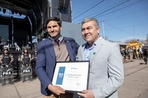 El gobernador Pullaro entregó una plaqueta recordatoria al presidente comunal de Timbúes, Antonio Fiorenza. Crédito: Carolina Zocco